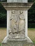 084. Stele funeraire - couple avec enfant - Chiswick house London.jpg